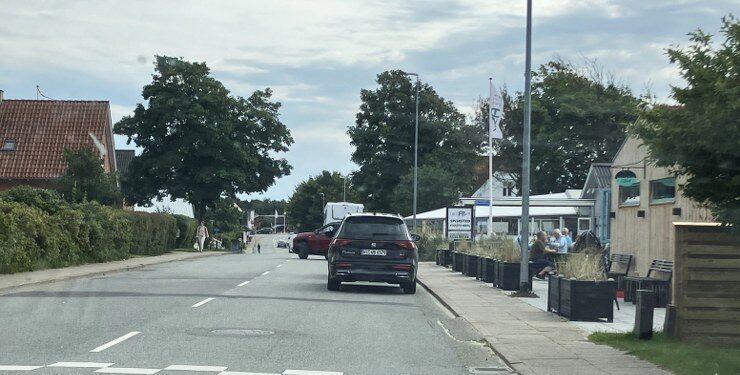 255 borgere og 14 erhvervsdrivende i Tversted har skrevet under på en indsigelse mod at gøre Tannisbugtvej meget smallere. Arkivfoto: Palle W. Nielsen