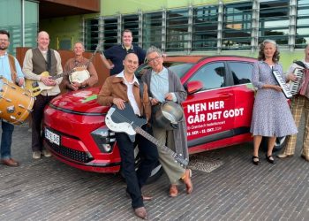 Holdet bag Men her går det godt i en sponsoreret Hyundai fra Rørbæk Biler. Foto: Vendsyssel Teater.