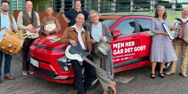 Holdet bag Men her går det godt i en sponsoreret Hyundai fra Rørbæk Biler. Foto: Vendsyssel Teater.