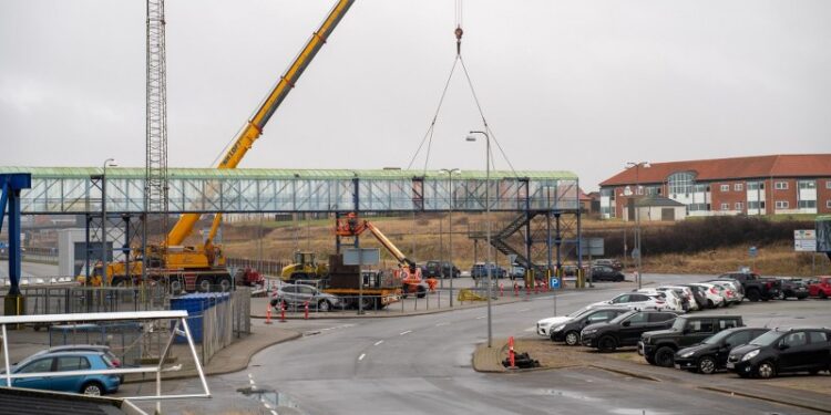 Valutaslangen fjernes. Foto: Hirtshals Havn.