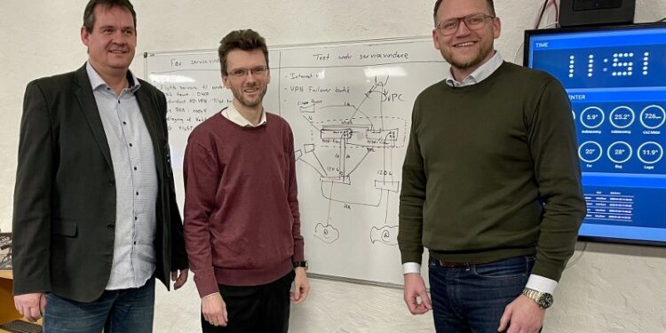 Michael Vendelbo (th) på besøg hos Chris Sylvester og Peter Visti ved Blue IT ApS. Foto: Privat.