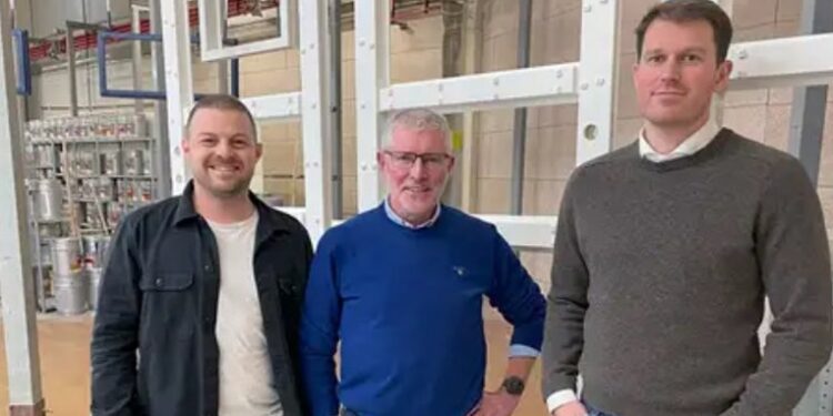 Fra venstre forretningsudvikler Morten Vinde, Erhvervshus Nordjylland, erhvervskonsulent Henrik Dam, Business Hjørring samt Casper Kjærsgaard Sørensen, Vindunor. Foto taget i Vindunors nye malerkabine, der bl.a. har halveret malingforbruget. Foto: Business Hjørring.