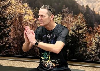 Lasse Haurdal fra Hjørring underviser i yoga hos FOF Vendsyssel. Privatfoto