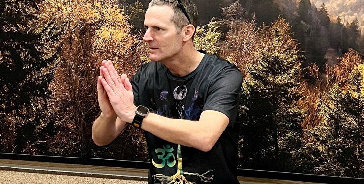 Lasse Haurdal fra Hjørring underviser i yoga hos FOF Vendsyssel. Privatfoto