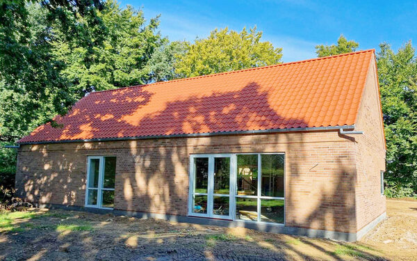 Den nye Mosbjerg Sognegård indvies af biskop Thomas Reinholdt Rasmussen. Privatfoto.