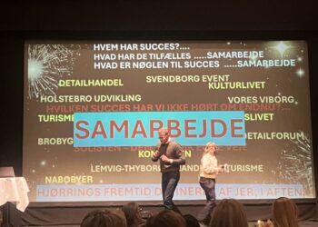 Når erhvervslivet og handelsstanden går hånd i hånd, opstår sød musik. Her erhvervsdirektør Michael Vendelbo og handelschef Rikke Ejsenhardt på scenen ved Nytårskuren. Foto: Palle W. Nielsen