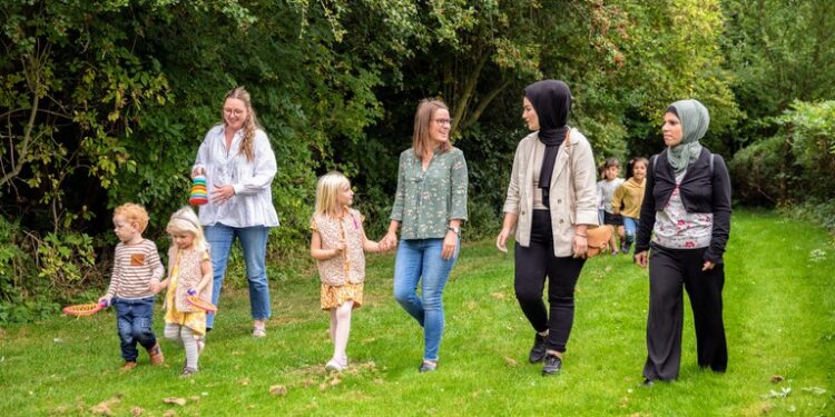 Engagerede frivillige søges til nyt familienetværk. PR-foto Røde Kors.