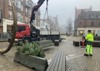 Julen fjernes, og der gøres plads til kommende aktiviteter i Hjørrings midtby. Foto: Palle W. Nielsen