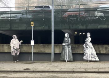 Sygeplejersken og bjeskmagersken Signe Hansen, til venstre, venter sammen med Margrethe Gaardbo, fiskerkonen fra Hirtshals, der var afgørende for etableringen af byens redningsvæsen, og til højre Kirstine Lund, Hjørrings første kvindelige fotograf. Foto: Palle W. Nielsen