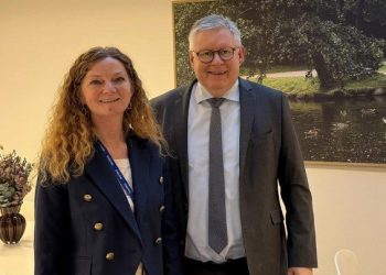 Betina D. Jensen og borgmester Søren Smalbro fra Venstre. Foto: Jacob Kjær.