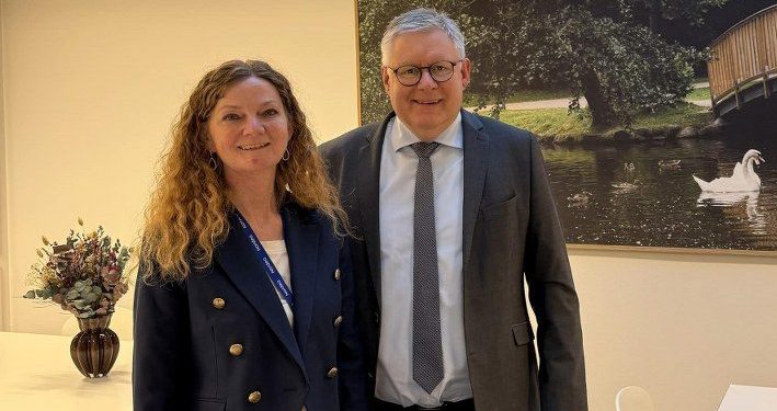 Betina D. Jensen og borgmester Søren Smalbro fra Venstre. Foto: Jacob Kjær.