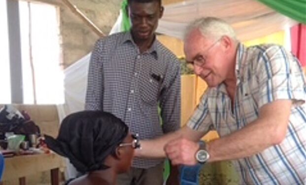 Flemming Jensen i gang med at tilpasse et par briller ved udlevering i Afrika. Foto: Privat.