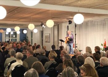 Trubaduren Erik Grip tryllebandt publikum på Restaurant Tannishus med en fantastisk sangskat. Privatfoto