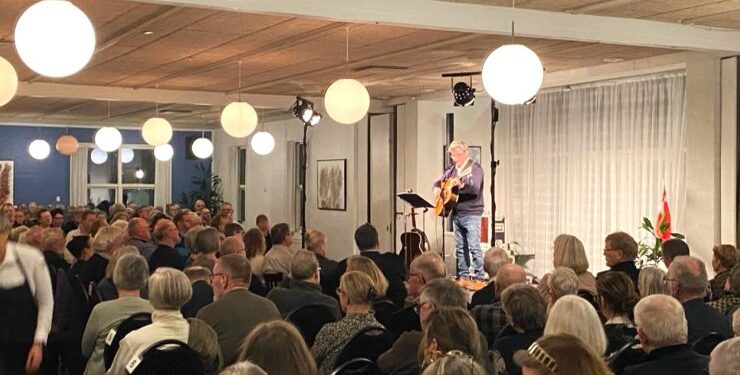 Trubaduren Erik Grip tryllebandt publikum på Restaurant Tannishus med en fantastisk sangskat. Privatfoto