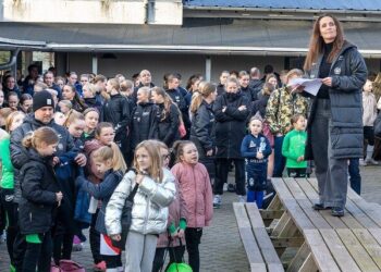 Fortuna PRESSE
Formanden, Karina Bech Jensen, bød velkommen til en ny sæson, og lod gode ønsker for klubben følge
med flaget til tops. Foto: Bente Poder.