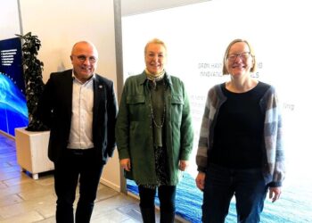 Her ses Christine Lunde fra Business Region North Denmark mellem CEO Steen Hintze og projektchef Hanne Skovby fra Greenport North.
