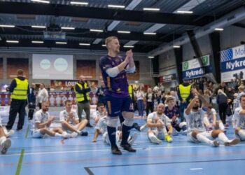 Tobias Sørensen hyldes af spillergruppen og de trofaste hjemmefans hos HFK. Fotograf: Jacob Strandeng.