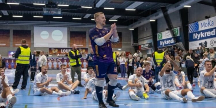 Tobias Sørensen hyldes af spillergruppen og de trofaste hjemmefans hos HFK. Fotograf: Jacob Strandeng.