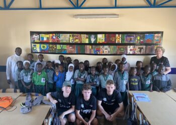 Den færdige frise skabt på formiddag i Gambia.