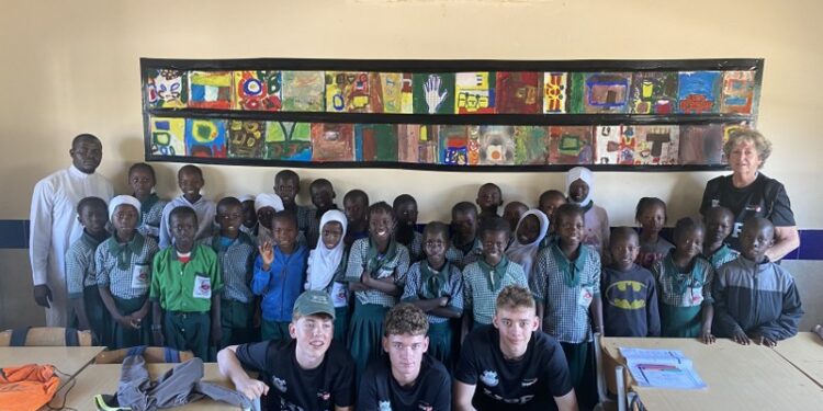 Den færdige frise skabt på formiddag i Gambia.