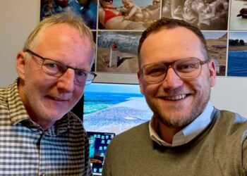 Fotojournalist Hans Ravn og direktør Michael Vendelbo fra Erhverv Hjørring. Foto: Privat.