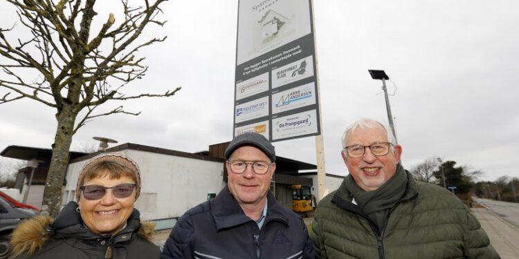 Svend Westergaard og Martin Jensen fra Sparekassen Danmark Fonden Vendsyssels bestyrelse besigtigede forleden sammen med Karin Thomsen fra Sparekassen Danmarks repræsentantskab byggeriet i Hundelev.