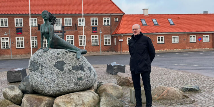 Markedsdirektør Jens Kjærsgaard Nielsen foran Skageraks bygning på Banegårdspladsen.