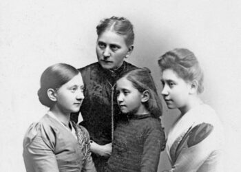 Kirstine Lund med døtrene Ella, Petra og Agnes. FOTO: Historisk Arkiv, Vendsyssel Historiske Museum.