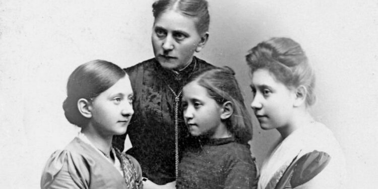 Kirstine Lund med døtrene Ella, Petra og Agnes. FOTO: Historisk Arkiv, Vendsyssel Historiske Museum.