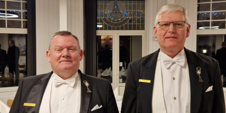 Afgående Logemester Henrik Simoni Larsen (tv) og tiltrædende Logemester Anders Sigersen (th).
