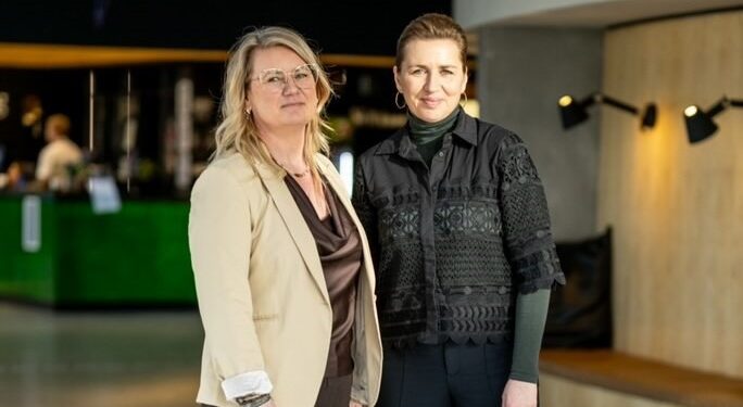 Socialdemokraterne Mai-Britt Beith og statsminister Mette Frederiksen på Vendsyssel Teater. Foto (arkiv): Stefan Cavaliere.