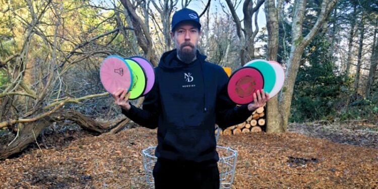 Nicolai Bandholm Berg med den flotte donation fra butikken NewDisc. Foto: Privat.