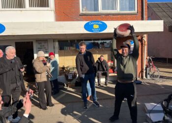 Arturs Pirazkov jubler med osten over hovedet efter at have rullet førstepladsen hjem til NordsøPosten. Foto: Niels Skipper.