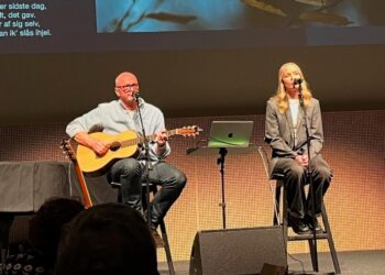 Michael Slot Pihl og datteren Catharina på scenen ved Cabaret Café på Vendsyssel Teater.