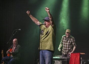 Slåbrock Band slukkede og lukkede definitivt for provinspunken lørdag aften på Vendelbohus. Foto: Hans Ravn.