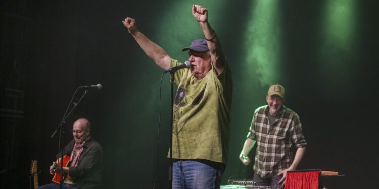 Slåbrock Band slukkede og lukkede definitivt for provinspunken lørdag aften på Vendelbohus. Foto: Hans Ravn.