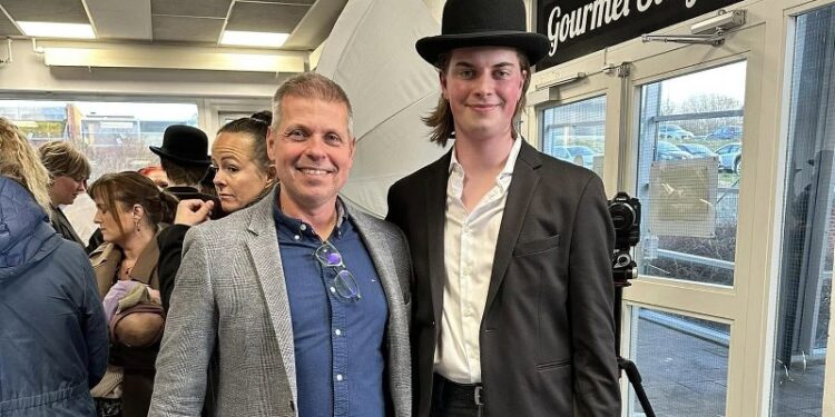 Købmand René Ejstrup Larsen sammen med sin gourmetslagter Martin Hornung. Foto: Privat.