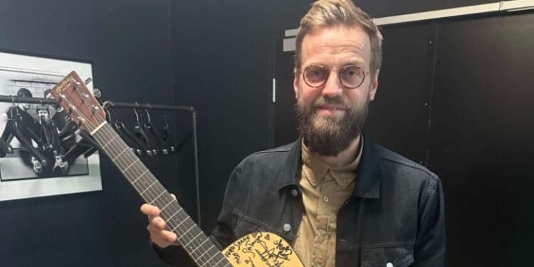 Thomas Bang med den navnkundige Vandreguitar.