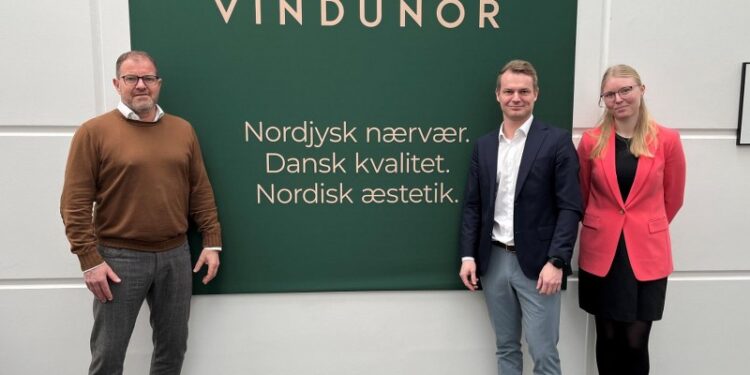 Direktør Henrik Sørensen (tv) i selskab med Søren Pedersen og Lisa Riise Thomasen fra Erhvervscenter Nordjylland i Jyske Bank. Foto: Privat.
