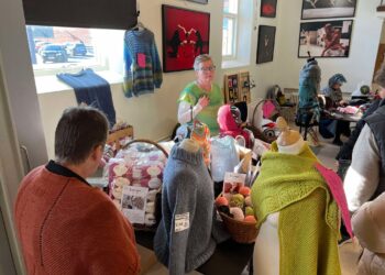 Annette Bo Pedersen fra butikken Ret og Vrang i Hirtshals var en af de mange udstillere i Sømandskirken. Foto: Niels Skipper.