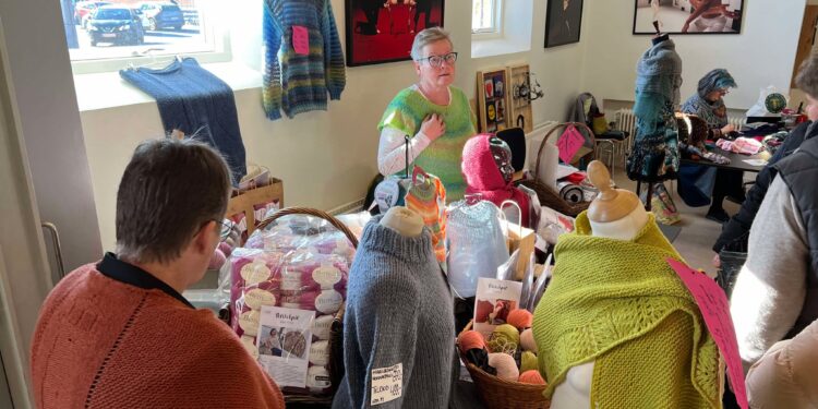 Annette Bo Pedersen fra butikken Ret og Vrang i Hirtshals var en af de mange udstillere i Sømandskirken. Foto: Niels Skipper.
