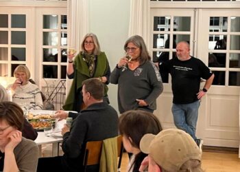 Stående ses fra venstre Laila Pallisgaard og Maj-Britt Zielke, som er henholdsvis formand og daglig leder hos "Vendsyssel fritid for alle". Foto: Hanne Skipper.