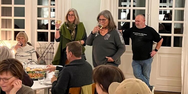 Stående ses fra venstre Laila Pallisgaard og Maj-Britt Zielke fra "Vendsyssel fritid for alle"samt Jan Hansen fra Kødboxen. Foto: Hanne Skipper.