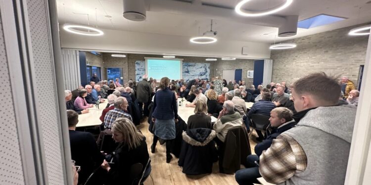 Mange havde valgt at bruge aftenen på at blive klogere på hensigterne fra Hjørring Kommune og Vrå Mørtelværk. Foto: Jesper Lange.