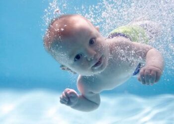Ved babysvømning stimuleres barnets motoriske udvikling, hvilket medvirker til at barnet hurtigt får styr på krop og bevægelser. Foto fra Svømmeklubben Sømærket.