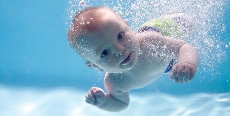 Ved babysvømning stimuleres barnets motoriske udvikling, hvilket medvirker til at barnet hurtigt får styr på krop og bevægelser. Foto fra Svømmeklubben Sømærket.