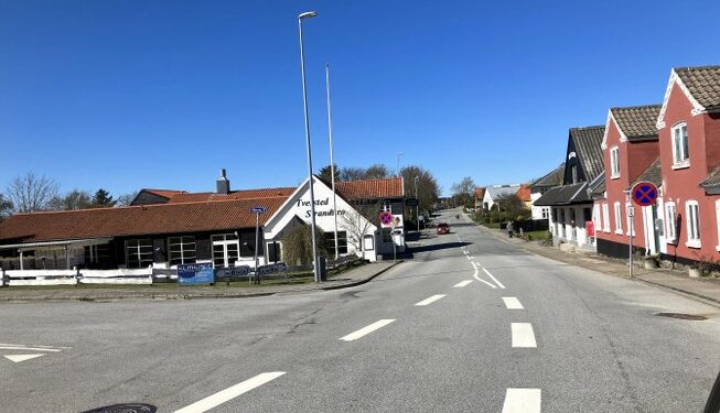 Områdefornyelsen i Tversted roses hele vejen rundt - dog ikke de indgribende vedtagelser om ensmallere Tannisbugtvej. Arkivfoto: Palle W. Nielsen.