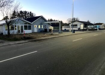 Café Fisk i Tversted renoverer og ombygger restauranten, til venstre i billedet. Fiskebutikken åbnede fredag, og i påsken åbnes også et øl-hus i huset ved siden af Café Fisk Isbar på Tannisbugtvej. Foto: Palle W. Nielsen