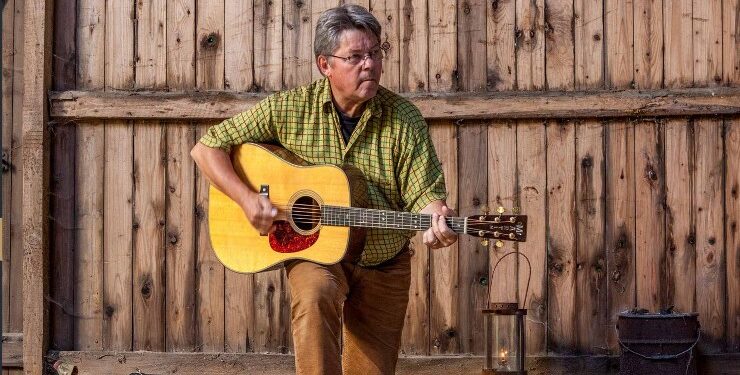 Erik Grip har gennem årtier rørt publikum dybt med sine smukke fortolkninger og egenkomponerede viser. Pressefoto