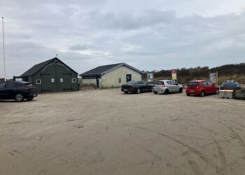 Den hvide toiletbygning fjernes for at gøre plads til Kysthusene ved nedkørslen til Tversted Strand. Foto. Palle W. Nielsen